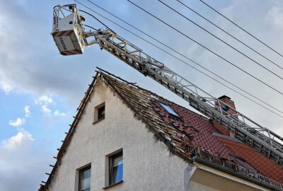 Blitzeinschlag: Halbes Dach weggesprengt und komplette Elektrik zerstört - Nach einem der vielen Gewitter kam es in Wilkau-Haßlau zu einem Blitzeinschlag mit immensen Schäden. Foto: Mike Müller