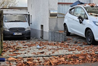 Blitzeinschlag: Halbes Dach weggesprengt und komplette Elektrik zerstört - Nach einem der vielen Gewitter kam es in Wilkau-Haßlau zu einem Blitzeinschlag mit immensen Schäden. Foto: Mike Müller