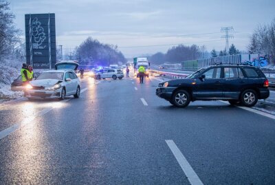 Blitzeis in Sachsen: Mehrere Unfälle auf der B93 bei Meerane - Auf der B 93 ereigneten sich wegen Glatteis mehrere Unfälle. Foto: B&S/Bernd März