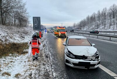 Blitzeis in Sachsen: Mehrere Unfälle auf der B93 bei Meerane - Auf der B 93 ereigneten sich wegen Glatteis mehrere Unfälle. Foto: Andreas Kretschel