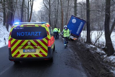 Blitzeis in Sachsen: Mehrere Unfälle auf der B93 bei Meerane - Auch auf der S 192 zwischen Tharandt und Grumbach kam ein LKW aufgrund von Glätte von der Fahrbahn ab.