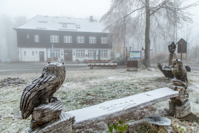 Verschneiter Biergarten auf dem Scheibenberg (Berghotel) mit Text "Schnee" auf der Bank. Foto: André März