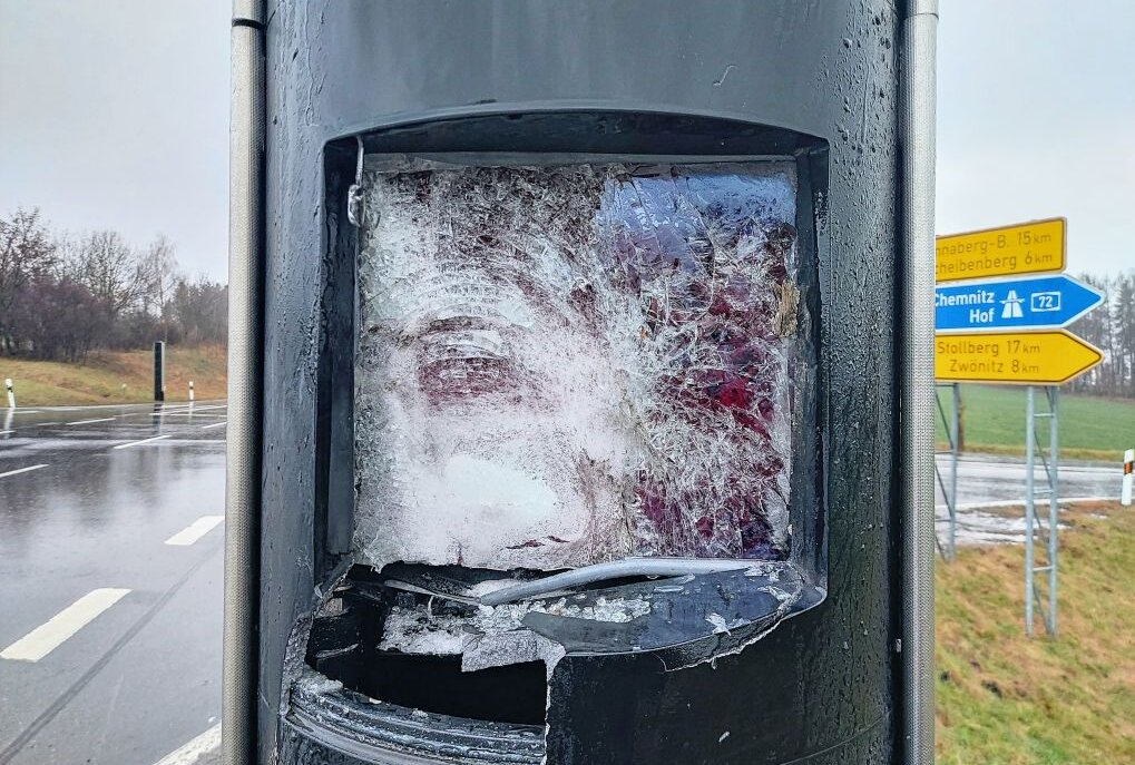 Blitzer auf Autobahnzubringer durch Böller erneut zerstört: 50.000 Euro Sachschaden! - Es entstand am Blitzer ein Gesamtschaden in Höhe von rund 50.000 Euro! Foto: André März