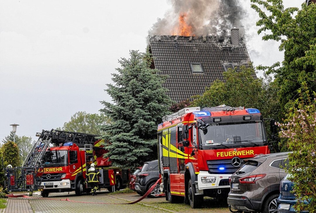 Blitzschlag setzt Wohnhaus in Brand - Blitzeinschlag setzt Haus in Brand. Foto: David Rötschke