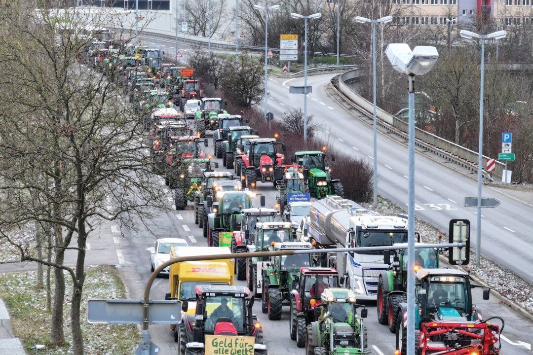 Blockaden und Kolonnen: Was Autofahrer wissen sollten - Als Antwort auf die Sparpläne der Bundesregierung hat der Bauernverband eine Aktionswoche ab dem 8. Januar ausgerufen - unter anderem mit Blockaden an Autobahnauffahrten und Traktorkolonnen.