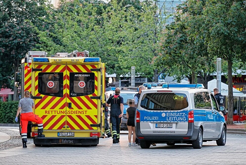 Blutlache am Roten Turm: Drei verletzte Personen nach Schlägereien - Drei verletzte Personen nach Schlägerei in Chemnitz. Foto: Harry Härtel/haertelpress