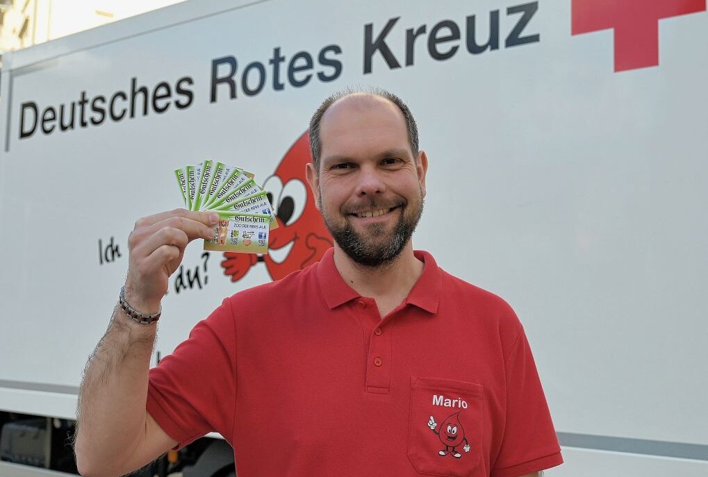 Blutspender erhalten Tickets für den Zoo der Minis - Mario Schönherr, Vorsitzender im DRK-Ortsverein Lößnitz, mit den Tickets für den Zoo der Minis. Foto: Ralf Wendland