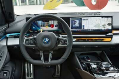 BMW 5er: Kilometerfresser, Kurvenkünstler und Konsens - Woran Sie merken, dass Sie in einem Auto anno 2023 sitzen? Das Cockpit besteht in der Regel aus Bildschirmen.