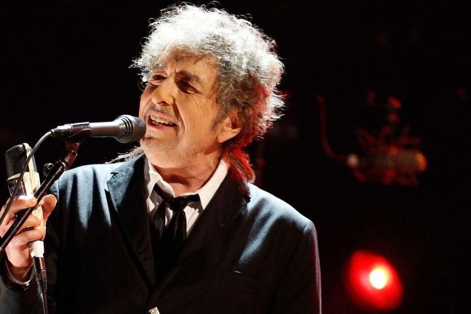 Bob Dylan: Verlag entschuldigt sich für falsche Unterschriften - Musiker Bob Dylan veröffentlichte mit dem Verlag "Simon & Schuster" das Buch "The Philosophy of Modern Song". Doch bei der limitierten Auflage soll er die Exemplare gar nicht selbst unterschrieben haben.