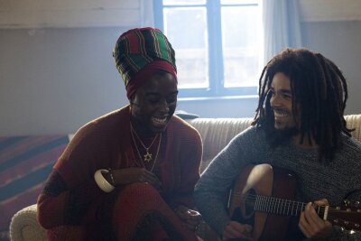 Bob Marley und der Traum vom Frieden: Das sind die Kino-Highlights der Woche - "Bob Marley: One Love" erzählt von Bob Marleys (Kingsley Ben-Adir) Musik, aber auch von seiner Beziehung zu Ehefrau Rita (Lashana Lynch).