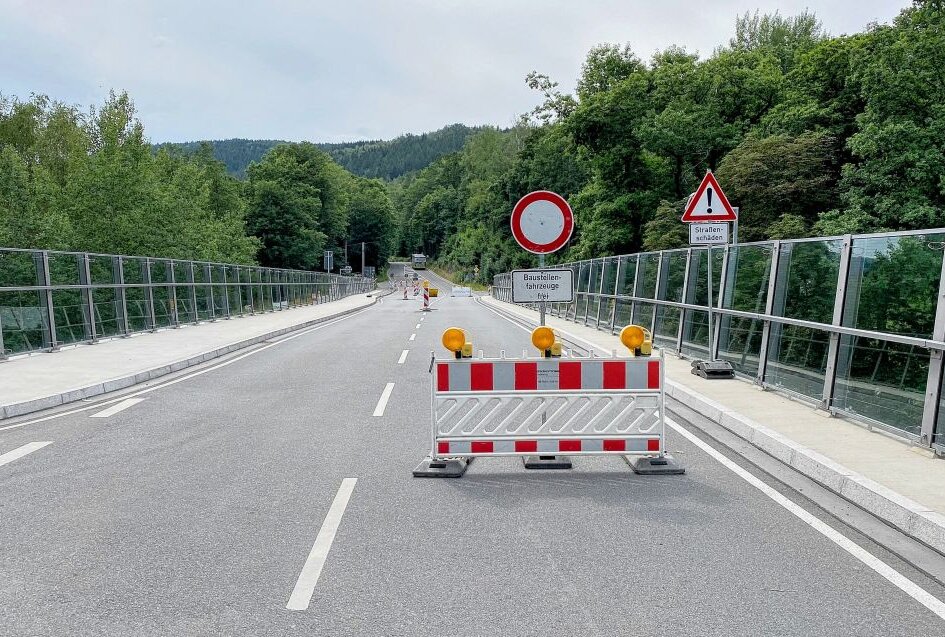 Bockau: Asphaltschäden auf der B 283 werden instand gesetzt - Auf der B283 im Bereich der Rechenhausbrücke bei Bockau laufen Arbeiten zur Instandsetzung von Asphaltschäden. Foto: Ralf Wendland