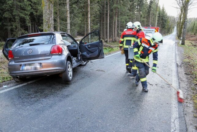 Bockau: PKW kollidiert mit Baum - Am Samstagmorgen kam es gegen 8.15 Uhr zu einem Verkehrsunfall auf der Verbindungsstraße zwischen Bockau und Jägerhaus. Foto: Niko Mutschmann