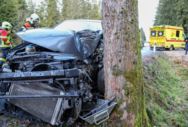 Bockau: PKW kollidiert mit Baum - Am Samstagmorgen kam es gegen 8.15 Uhr zu einem Verkehrsunfall auf der Verbindungsstraße zwischen Bockau und Jägerhaus. Foto: Niko Mutschmann