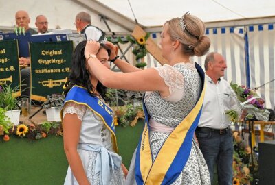 Bockauer feiern nach zwei Jahren Pause traditionelles Wurzelfest - Sabrina Lenk (re.) hat ihre Krone weitergereicht an Tina Georgi. Foto: Ramona Schwabe