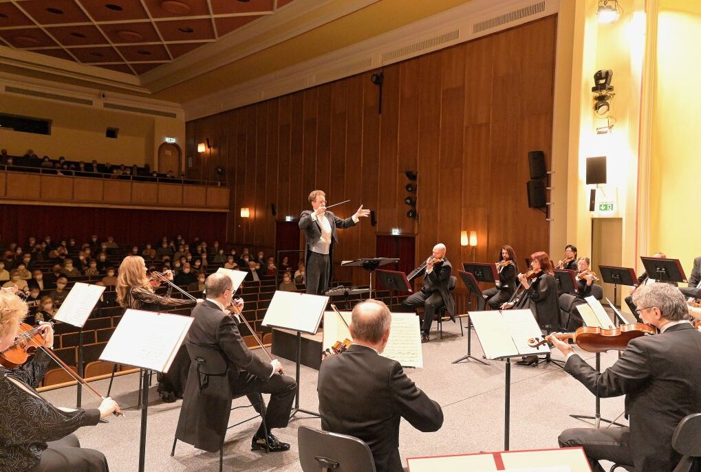 Böhmische Schätze in musikalischer Form - Die Erzgebirgischen Philharmonie Aue spielt heute unter Leitung von Chefdirigent Jens Georg Bachmann (vorn.) Foto: Ralf Wendland