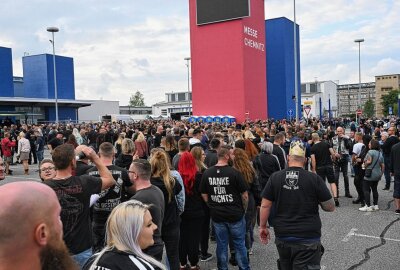 "Böhse Onkelz" sorgen für ausverkaufte Messe in Chemnitz - Tausende Menschen warten vor der Messe Chemnitz auf den Einlass zum Konzert der "Böhsen Onkelz". Foto: Andreas Seidel
