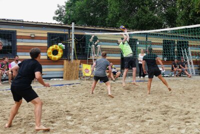 Börnchen United: Nach 15 Jahren noch immer fest vereint - Tagsüber wurde zunächst ein Beachvolleyball-Turnier ausgetragen. Foto: Andreas Bauer