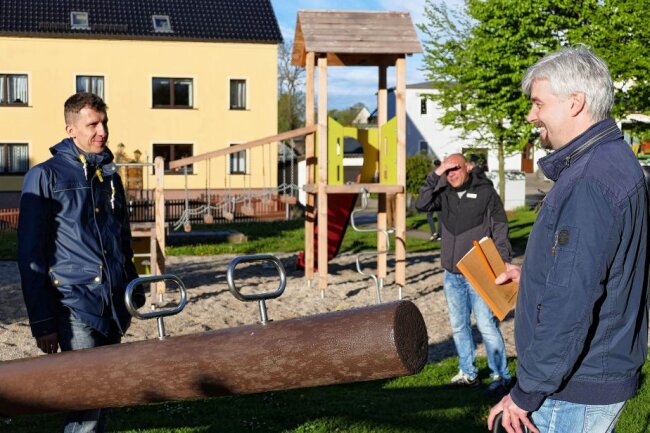 Am Spielplatz im Dorfzentrum erklärte Bürgermeister Frank Lohr, dass aus Sicherheitsgründen noch ein Zaun gebaut werden muss. Foto: Andreas Bauer