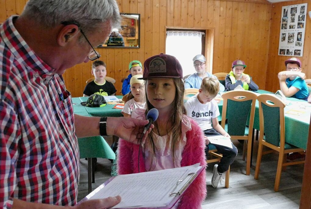 Während der 30-minütigen Funkverbindung stellten alle Hortkinder Fragen an die Forscherin Theresa Thoma. Foto: Andreas Bauer