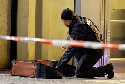 Bombenalarm am Chemnitzer Hauptbahnhof - Am Sonntagabend wurden in einem Aufzug im Chemnitzer Hauptbahnhof zwei herrenlose Gepäckstücke entdeckt. Foto: Harry Härtel