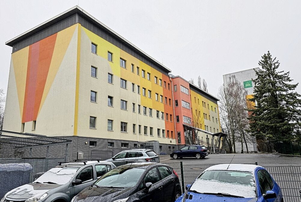 Bombendrohung an Chemnitzer Schulen - Bombendrohung an Albert- Schweitzer- Oberschule. Foto: Harry Härtel