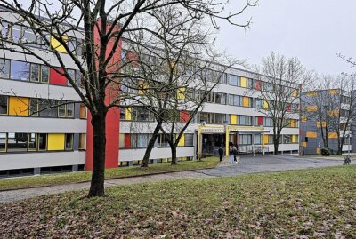 Bombendrohung an Chemnitzer Schulen - Bombendrohung an Alexander- von- Humboldt- Oberschule. Foto: Harry Härtel