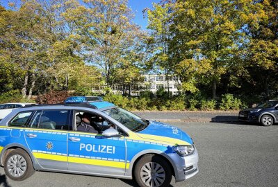 Bombendrohung an Dresdner Gymnasium: Schwer bewaffnete Polizisten im Einsatz - In Dresden kam es an einem Gymnasisum zu einer Bombendrohung. Foto: xcitepress/Finn Becker