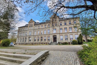 Borstendorf belebt alte Schule mit Ideen aus der Bevölkerung - Vor allem das Außengelände der alten Borstendorfer Schule soll neu belebt werden. Foto: Andreas Bauer