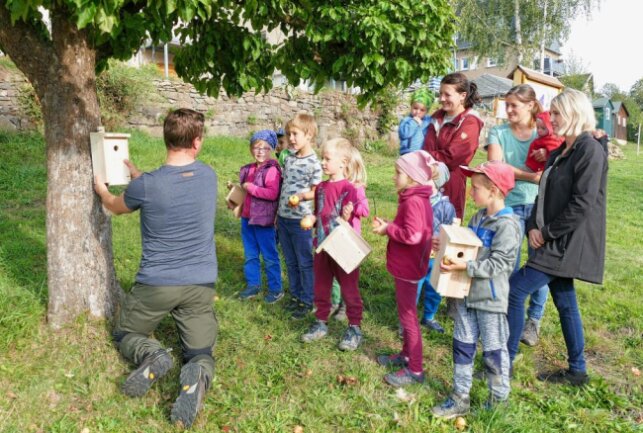 Auf der Rückseite der Schule hat Bürgermeister Robert Arnold mit Kindern bereits Nistkästen angebracht, Bäume gepflanzt und eine Streuobstwiese angelegt. Foto: Andreas Bauer