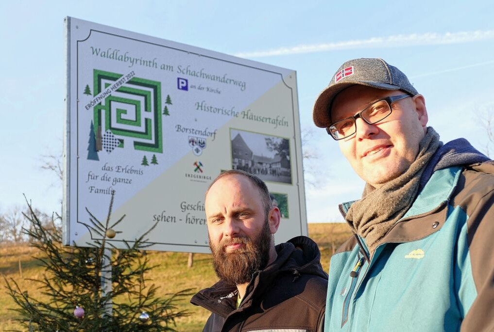 Borstendorfer bauen ein Waldlabyrinth - André Kaden (links) und Mike Zickmantel sind 2 von insgesamt rund 20 Mitwirkenden, die beim Bau des Waldlabyrinths helfen. Foto: Andreas Bauer