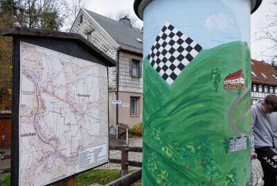 Borstendorfer Litfaßsäule wird zum Kunstwerk - In Verbindung mit der Landkarte direkt daneben liefert die Säule auch Wanderern Anreize. Foto: Andreas Bauer