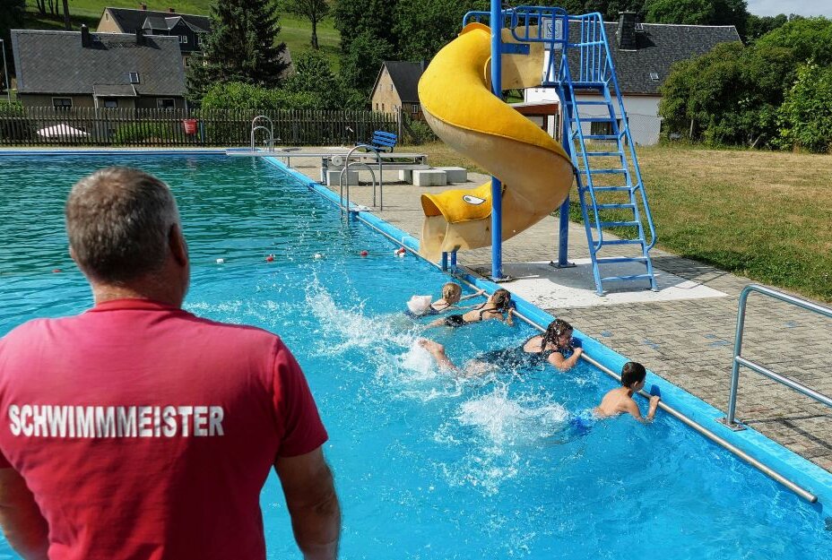 Schwimmmeister Frank Morgenstern gibt den Grundschülern wichtige Tipps. Foto: Andreas Bauer