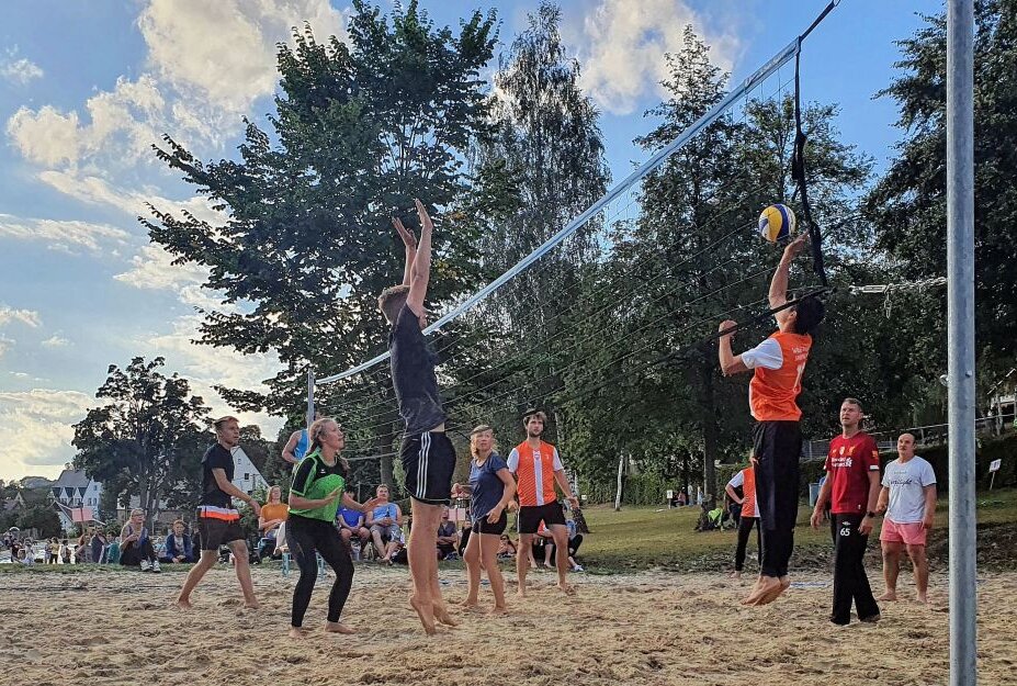 Schon letztes Jahr fand das Beachvolleyball-Turnier im Borstendorfer Freibad großen Anklang. Foto: Andreas Bauer