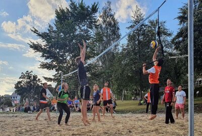 Borstendorfer Vereine organisieren Familientag im Freibad - Schon letztes Jahr fand das Beachvolleyball-Turnier im Borstendorfer Freibad großen Anklang. Foto: Andreas Bauer