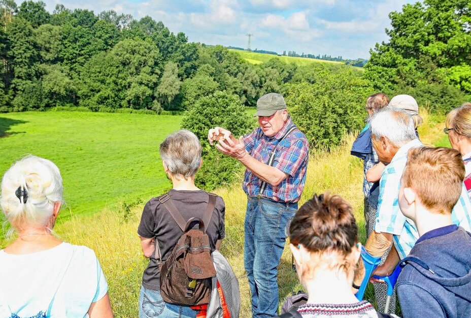 Botanik-Exkursion findet Anklang - Botaniker Peter Meese (Mitte) war voll in seinem Element. Foto: Michel