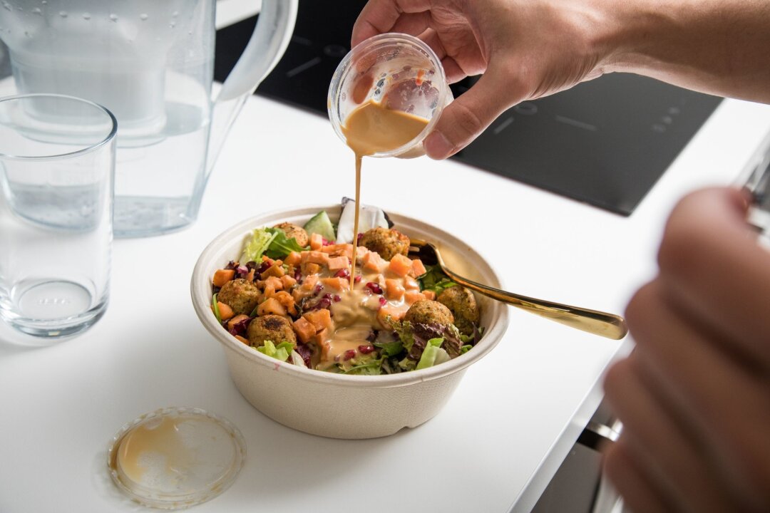 Bowl, Salat und Co.: In To-Go-Essen steckt oft viel Zucker - Wenn's schnell gehen muss: viele Beschäftigte greifen zu vermeintlich gesunden Fertiggerichten aus der Systemgastronomie.