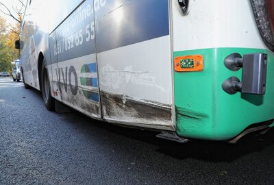 Boxdorf: PKW kracht mit Linienbus zusammen - Der Busfahrer und beide Insassen des Skoda wurden verletzt ins Krankenhaus eingeliefert. Foto: Roland Halkasch