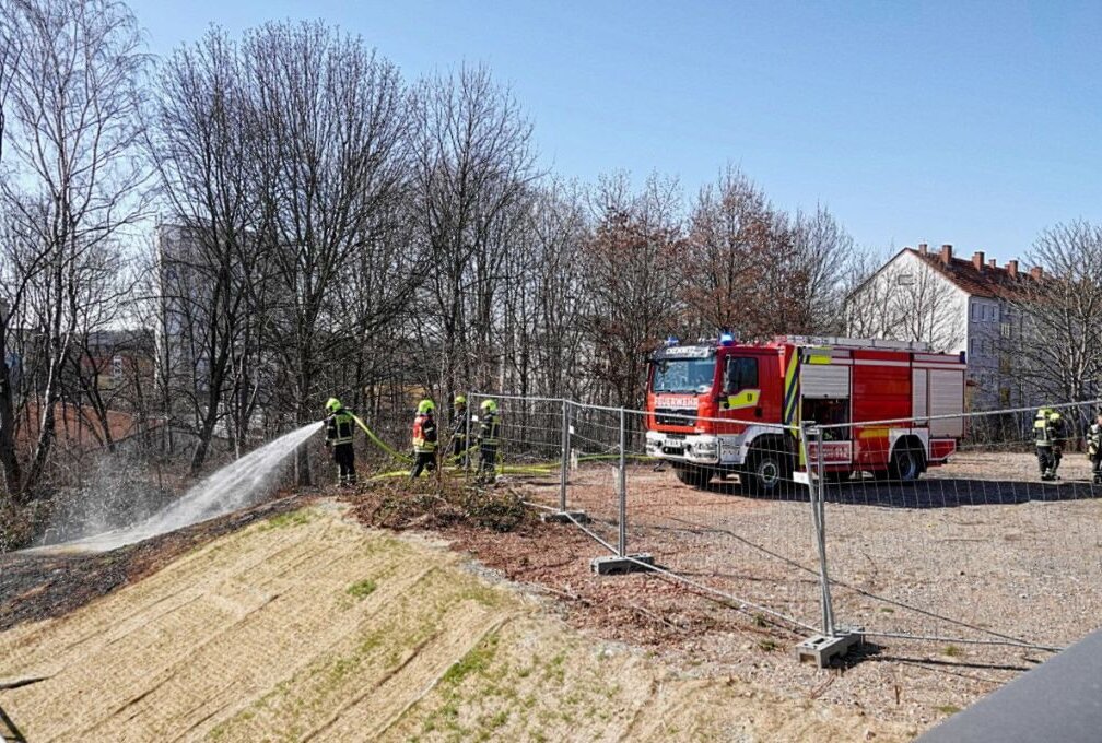 Die Feuerwehr löschte den Brand. Foto: Harry Härtel/haertelpress
