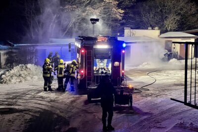 Brand auf Bauhofgelände in Bernsbach - Mülltonne brennt direkt an einer Hausfassade. Durch das schnelle löschen der Feuerwehr, konnten weitere Schäden am Gebäude aber vermieden werden. Foto: Daniel Unger