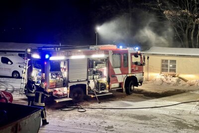 Brand auf Bauhofgelände in Bernsbach - Mülltonne brennt direkt an einer Hausfassade. Durch das schnelle löschen der Feuerwehr, konnten weitere Schäden am Gebäude aber vermieden werden. Foto: Daniel Unger