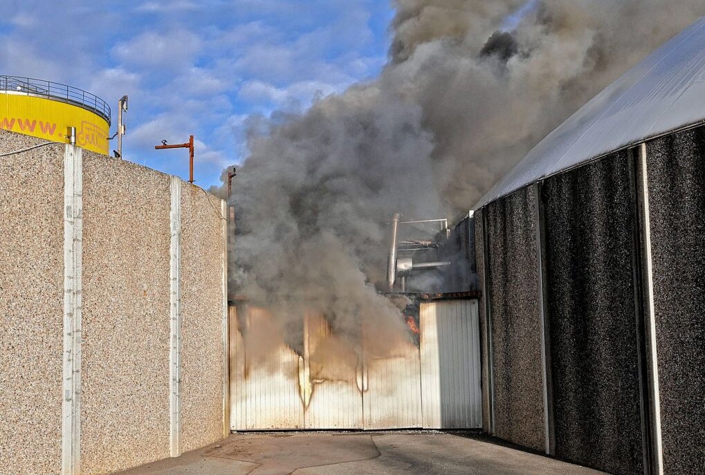 Brand auf Betriebsgelände bei Friweika: Rauchwolke meilenweit zu sehen - Brand auf einem Betriebsgelände in Weidensdorf. Foto: Andreas Kretschel 