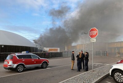 Brand auf Betriebsgelände bei Friweika: Rauchwolke meilenweit zu sehen - Brand auf einem Betriebsgelände in Weidensdorf. Foto: Andreas Kretschel 