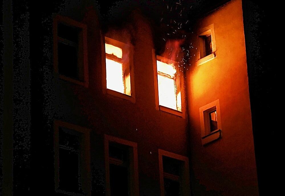 Brand auf Chemnitzer Sonnenberg: Vermutliche Täterin gefasst - Am 31. März kam es in der Jakobstraße zu einem Wohnungsbrand in voller Ausdehnung. Foto:  ChemPic