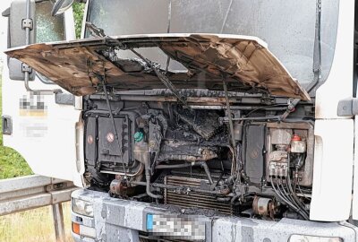 Brand auf der A4: Motorraum eines LKW steht in Flammen - Am Donnerstagmittag brannte auf der A4 ein LKW. Foto: Harry Härtel
