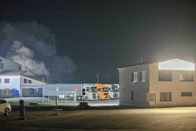 Brand auf Recyclinghof in Langenau - Über dem Gelände des Receyclinghofes hingen dichte Rauchschwaten. Foto: Marcel Schlenkirch.