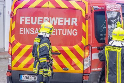 Brand auf Tankstellengelände im Erzgebirge - In Annaberg-Buchholz ist die Feuerwehr am Samstagnachmittag gegen 15:30 Uhr zu einem Brand an einer Tankstelle in der Robert-Blum-Straße ausgerückt. Grund dafür war ein Brand an einem Automaten einer Waschbox für PKW`s. Foto: André März