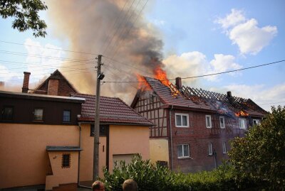 Brand auf Vierseithof: Mehrere Tiere sterben - Am Mittwoch kam es zu einem Brand in einem Vierseithof in Albersdorf im Saale-Holzland-Kreis. Foto: Christian Grube