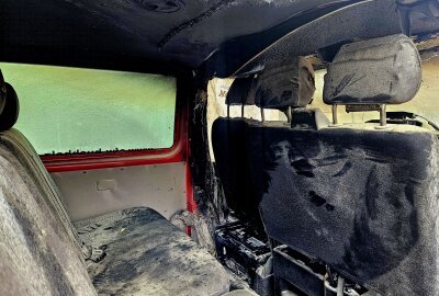 Brand bei Feuerwehr im Erzgebirge: Einsatzwagen brennt im Gerätehaus - Ein Einsatzwagen der Feuerwehr in Buchholz stand gestern Abend in Flammen. Foto: Feuerwehr Buchholz