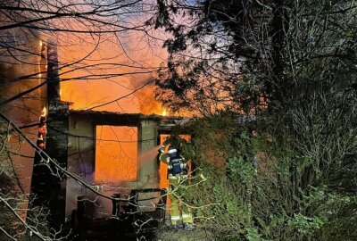 Brand der "Waschbärenburg" bei Dürweitzschen: Verdacht auf Brandstiftung - Die Polizei ermittelt wegen des Verdachts der Brandstiftung an der sogenannten "Waschbärenburg". Foto: Sören Müller