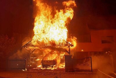 Brand eines Carports in Lichtenau: Großeinsatz für Feuerwehr - In der Nacht von Dienstag zu Mittwoch kam es gegen 01:30 Uhr zu einem Brand eines Autos in einem Carport. Foto: Harry Härtel